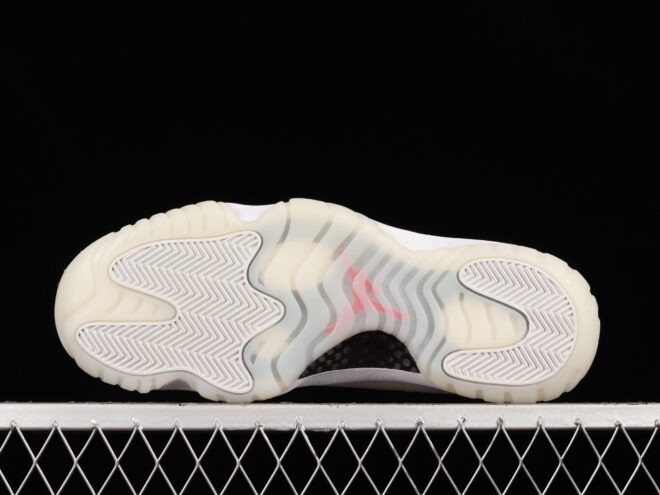 Jordan 11 Retro, Platinum Tint - Image 5