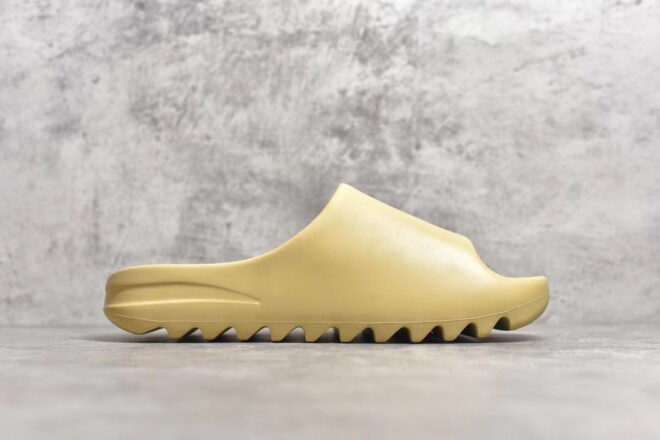 Yeezy Slide Desert Sand - Image 9