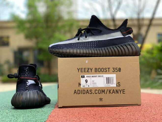 YEEZY 350 v2 - Image 4