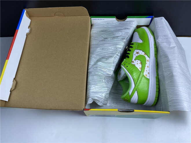 Supreme x Nike SB Dunk Low Mean Green - Image 3