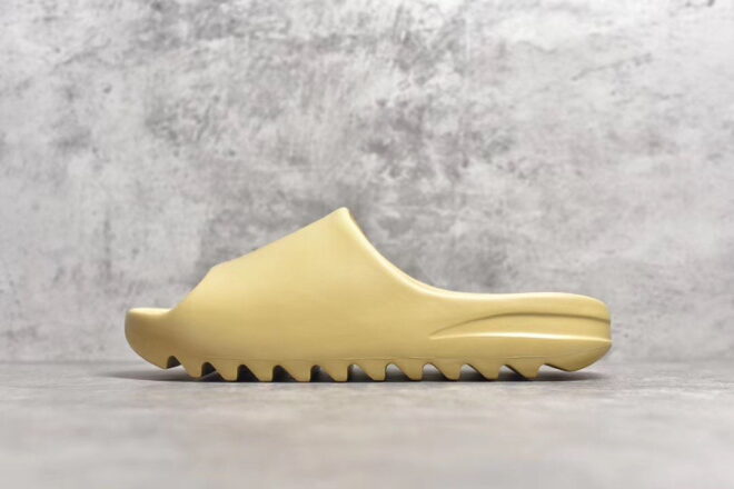 Yeezy Slide Desert Sand - Image 4