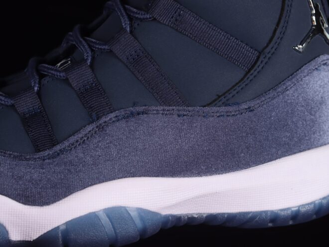 Women's Air Jordan 11 Midnight Navy - Image 3