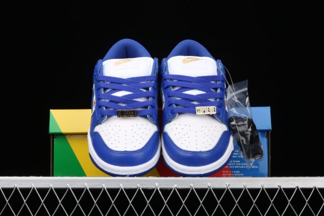 Nike SB Dunk Low, Supreme Stars Hyper Royal - Image 12