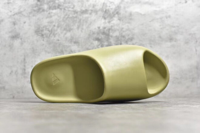 Yeezy Slide Resin - Image 3