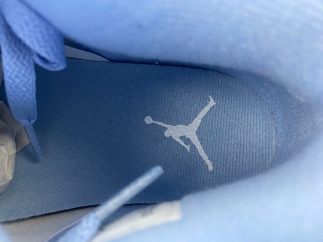 Air Jordan 4 WMNS 'Aluminum.' - Image 9