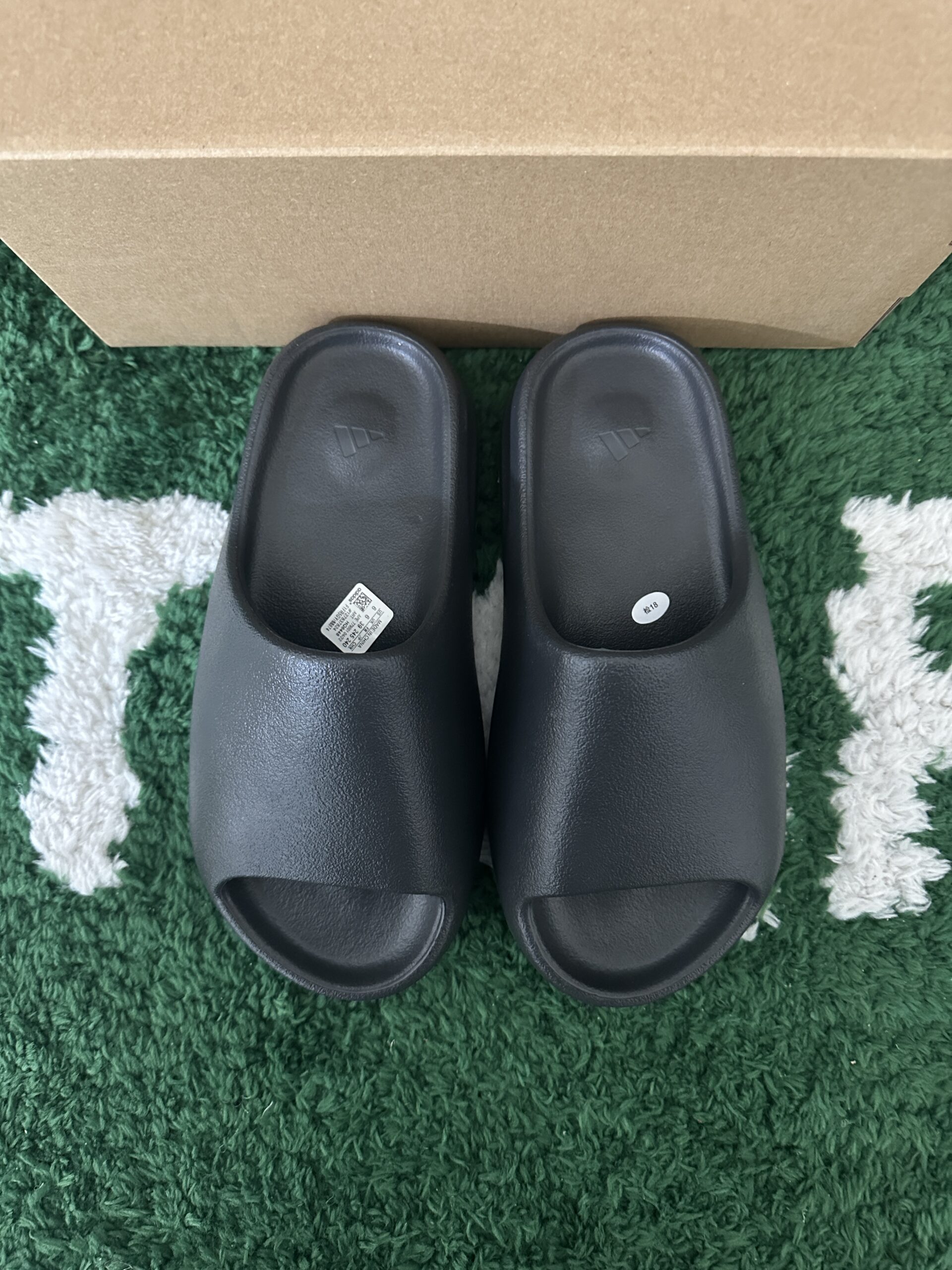 Adidas Yeezy Slide Onyx - Image 3